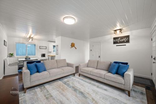 Palmer House | Adorable Downtown Cottage - Walk to Shops & Cafes