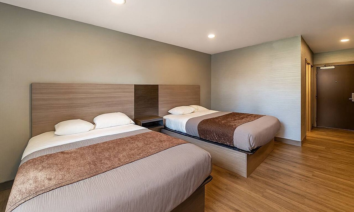 Foxboro Hotel | Affordable Accommodation Near Capron Park Zoo! FREE Breakfast & Parking!
