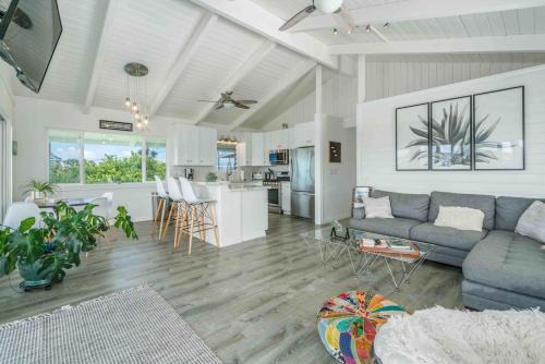 Honomu House | Akaka Falls 6BR Ocean View Retreat with Hot Tub