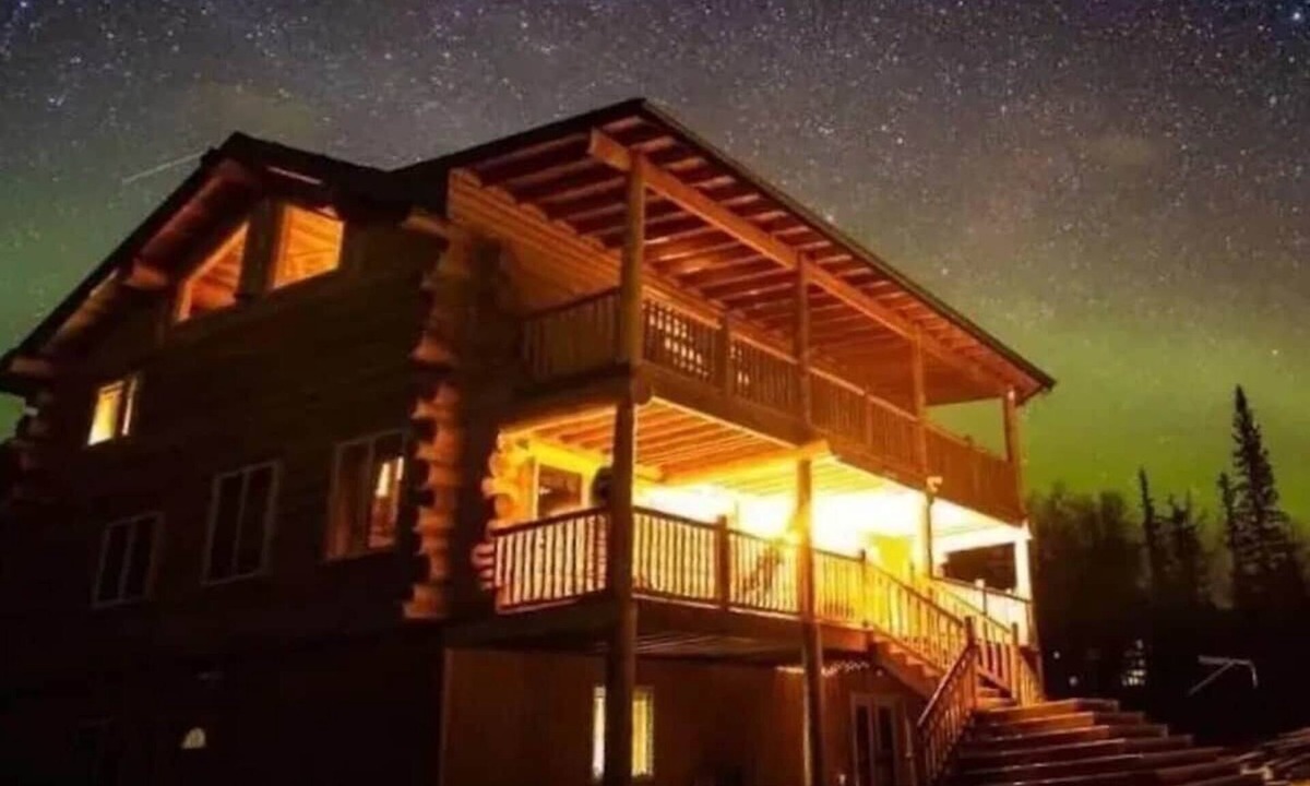 Palmer Bed & Breakfast | Alaska Knotty Pine B&B Log House~Whole House- 6 bedrooms 6 baths -Hot Tub, Sauna