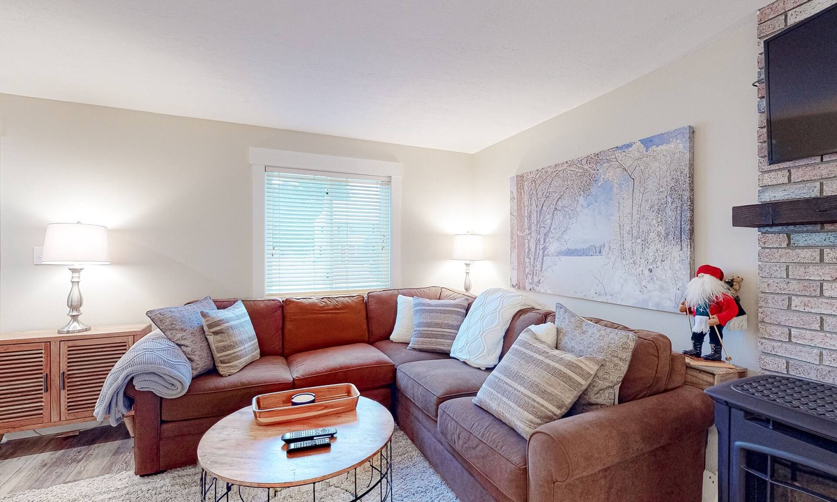 North Woodstock House | Alpine Village Townhome - Free High-Speed WiFi, W/D, Full Kitchen, Gas Grill