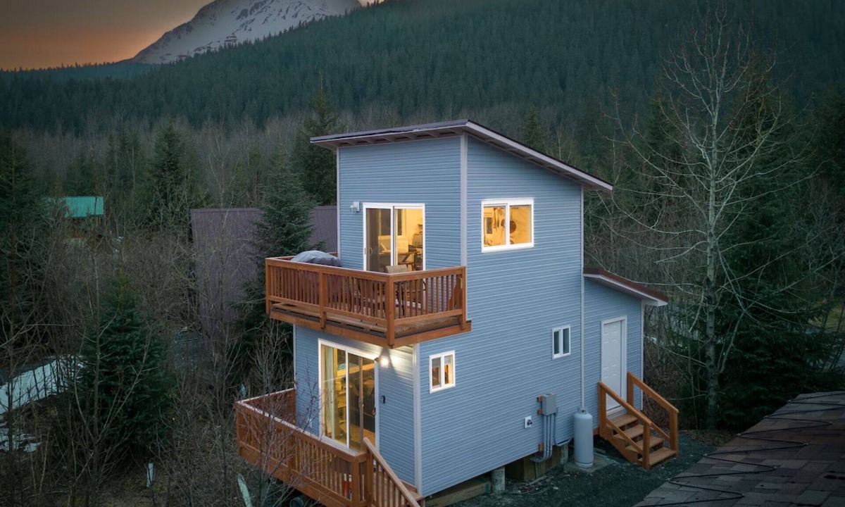 Bear Creek Apartment | Amazing views on a quiet street just outside of Seward, AK