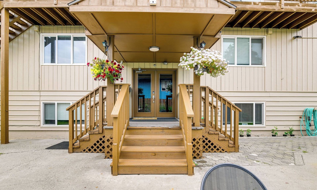 Midtown Anchorage Apartment | Anchorage Apartment Rental w/Mountain Views!