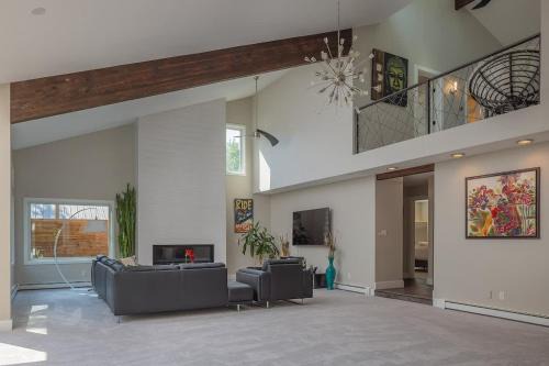 South Addition House | Anchorage Grand Home Downtown Villa