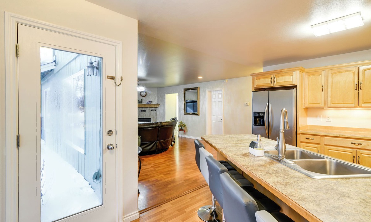 Bayshore - Klatt Cottage | Anchorage Home ~ 8 Mi to Downtown!