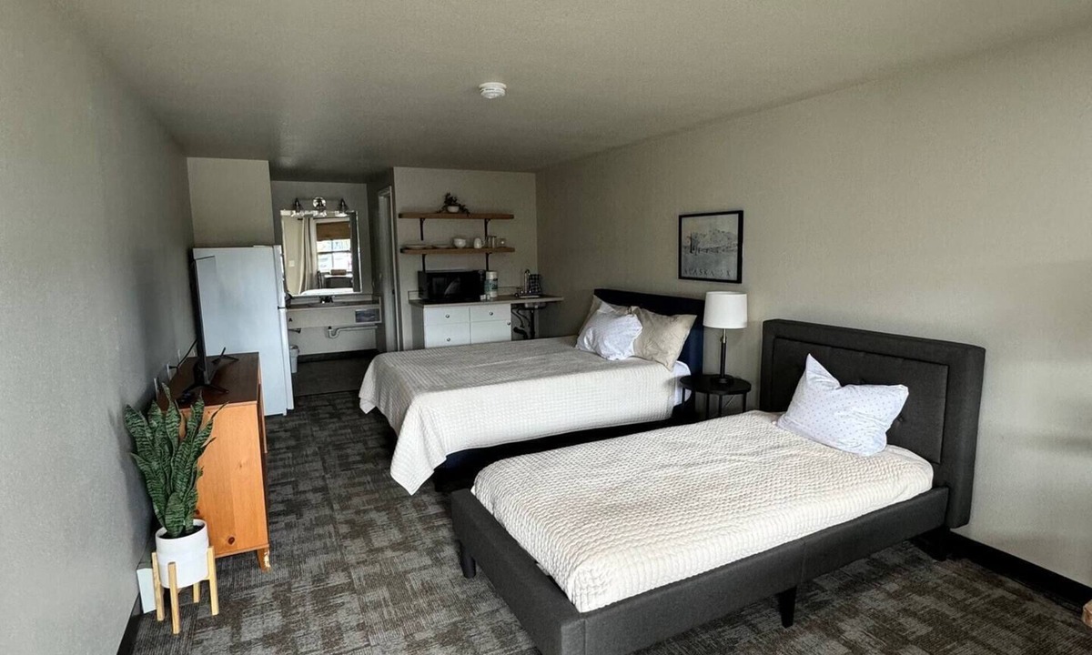 Anchor Point Hotel | Angry Salmon Inn, Room 4 with Cozy 2 bed
