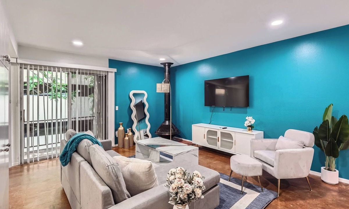 Bouldin Apartment | Artsy King Suite Getaway | Sleeps 4 | Pool, Prkg