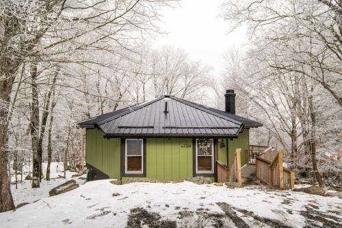 Beech Mountain House | At The Ski Resort Entrance, Gas Fireplace, Deck, Firepit,