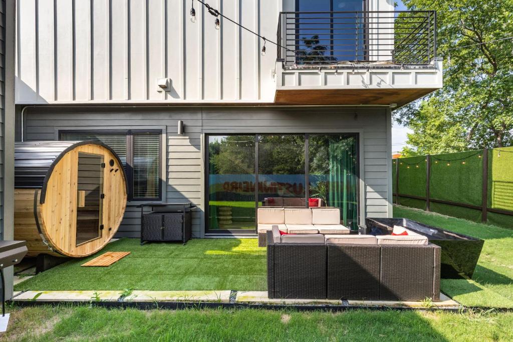 South Manchaca House | Austin 4BD Oasis with Sauna Cold Plunge Beauty Bar