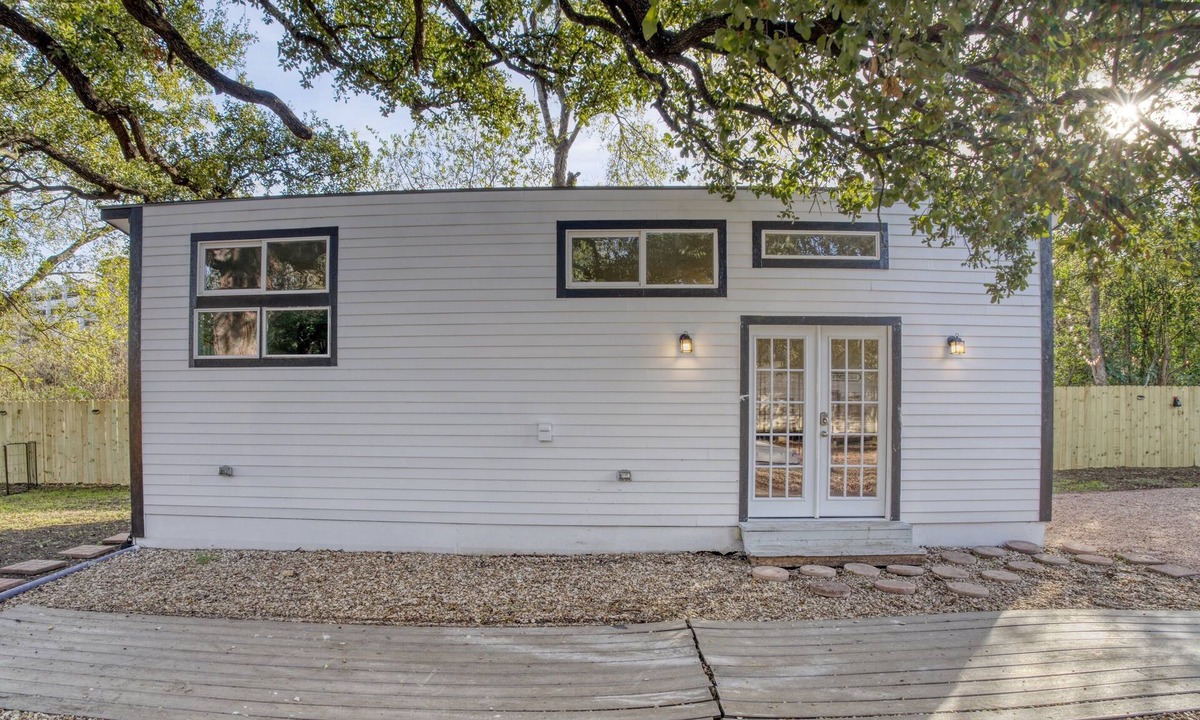 South Manchaca House | Austin Cozy Tiny Home | Fire Pit | Pet-Friendly