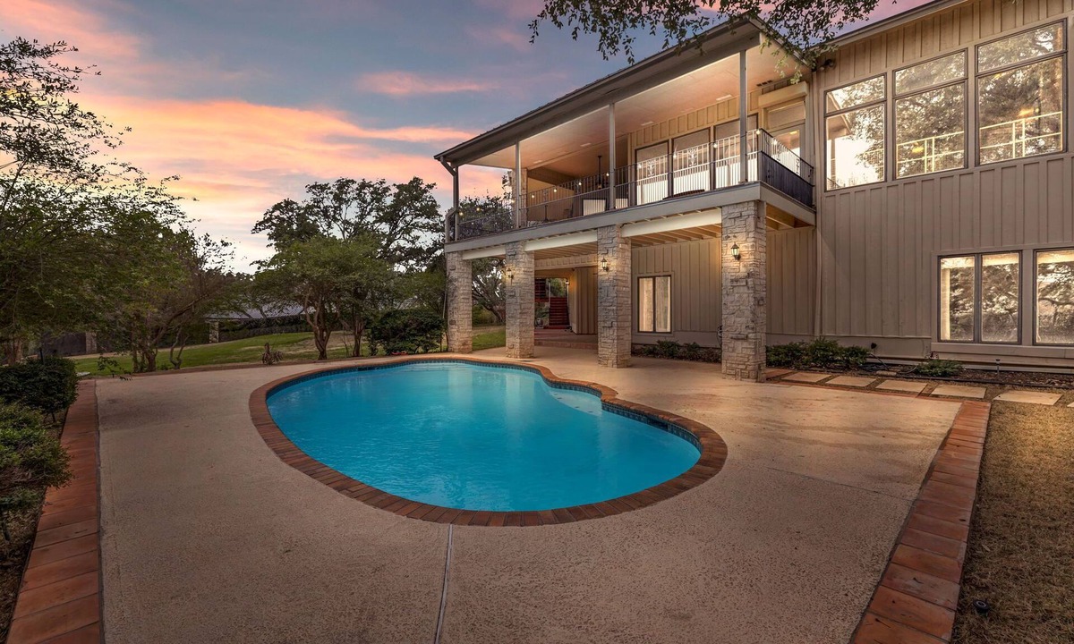 Camelot House | Austin Gated Private Estate Home, 15 min-downtown. Family fun with Pool & games