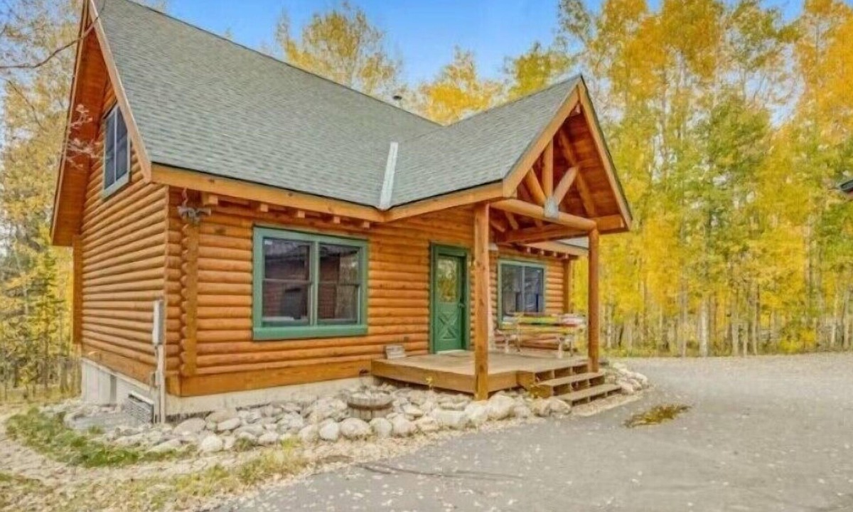 Fraser Cabin | Authentic log cabin, large yard, private HT
