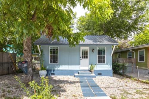 Holly House | Award-Winning Heritage Home Minutes to Austin Event Venues