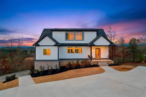 Calhoun House | *Back2School* Peaceful Private Mountain View Home