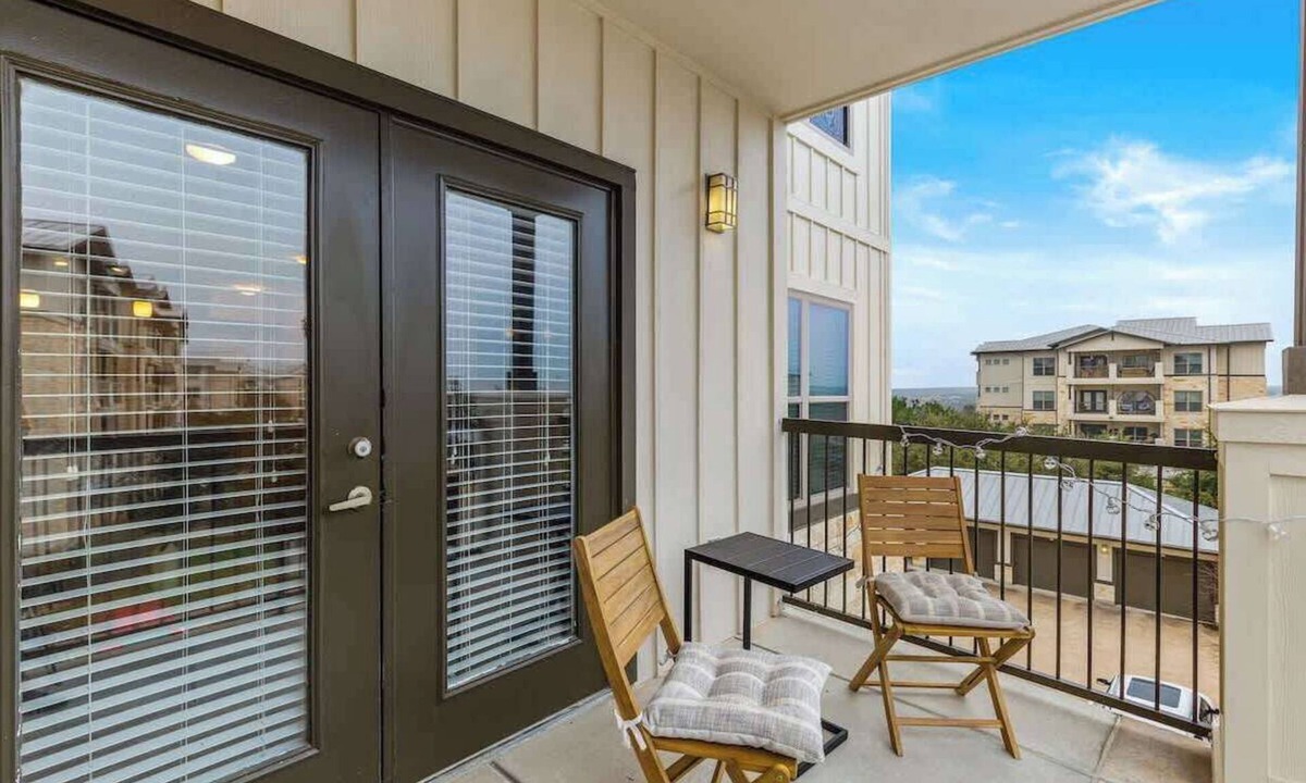 Austin Apartment | Balcony+ Pool + Free Parking + Theater Access|1b1b