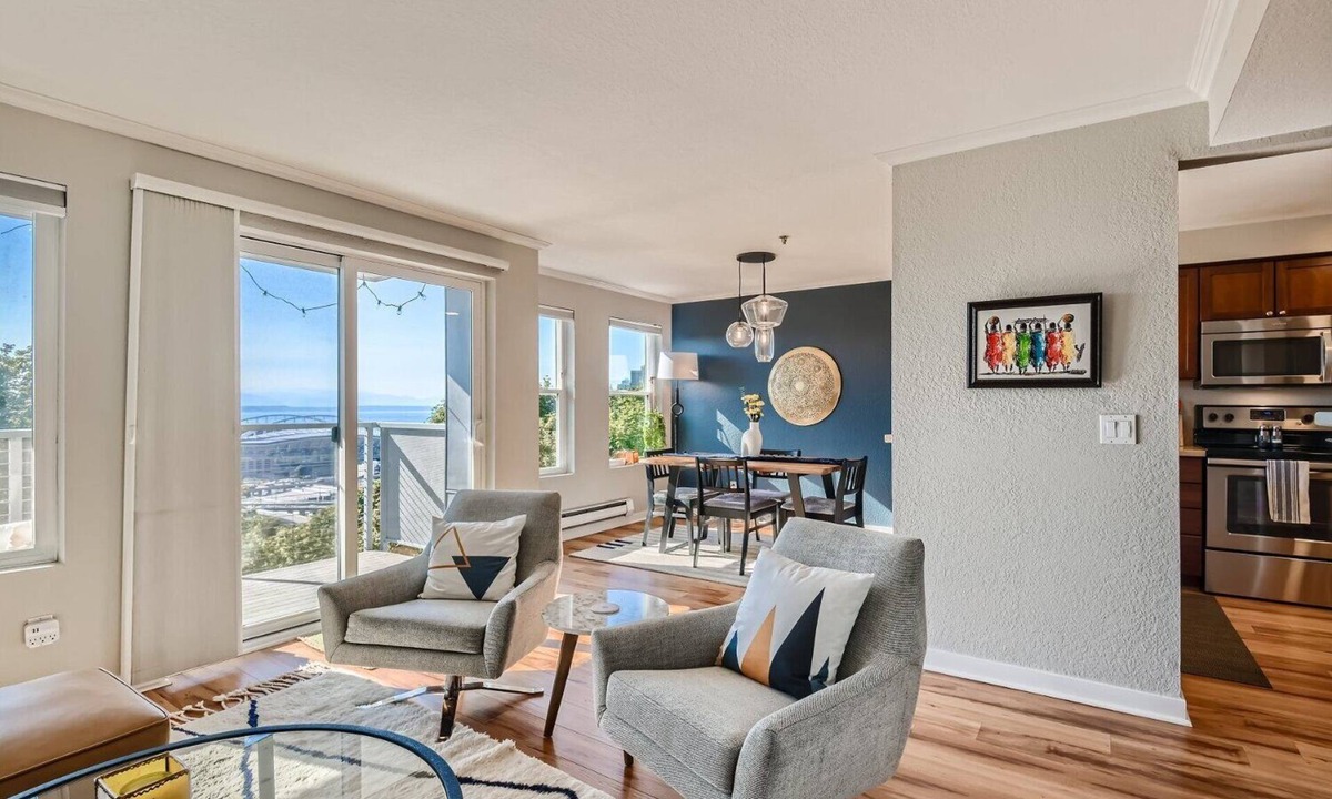 North Beacon Hill Condo | Bay and Mountain Views with Pool and A/C!
