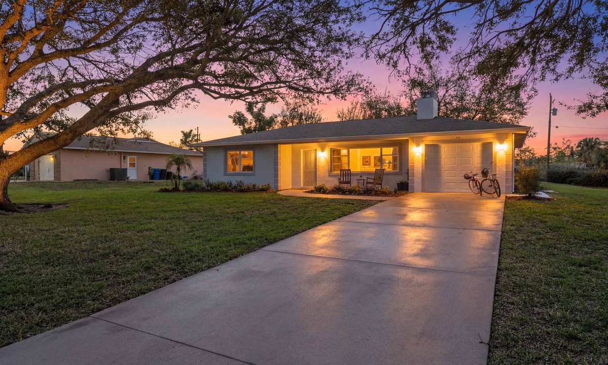 Venice House | Baycrest Bungalow | Walk to Beaches & Shops on Venice Island