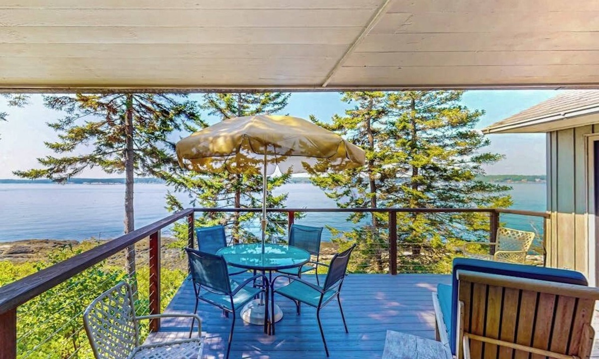 West Southport House | Beachfront Delight with detached guesthouse, private beach access, Dog-friendly