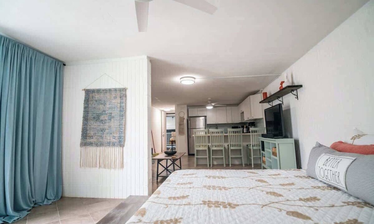 Punaluu Apartment | Beachfront Studio Retreat