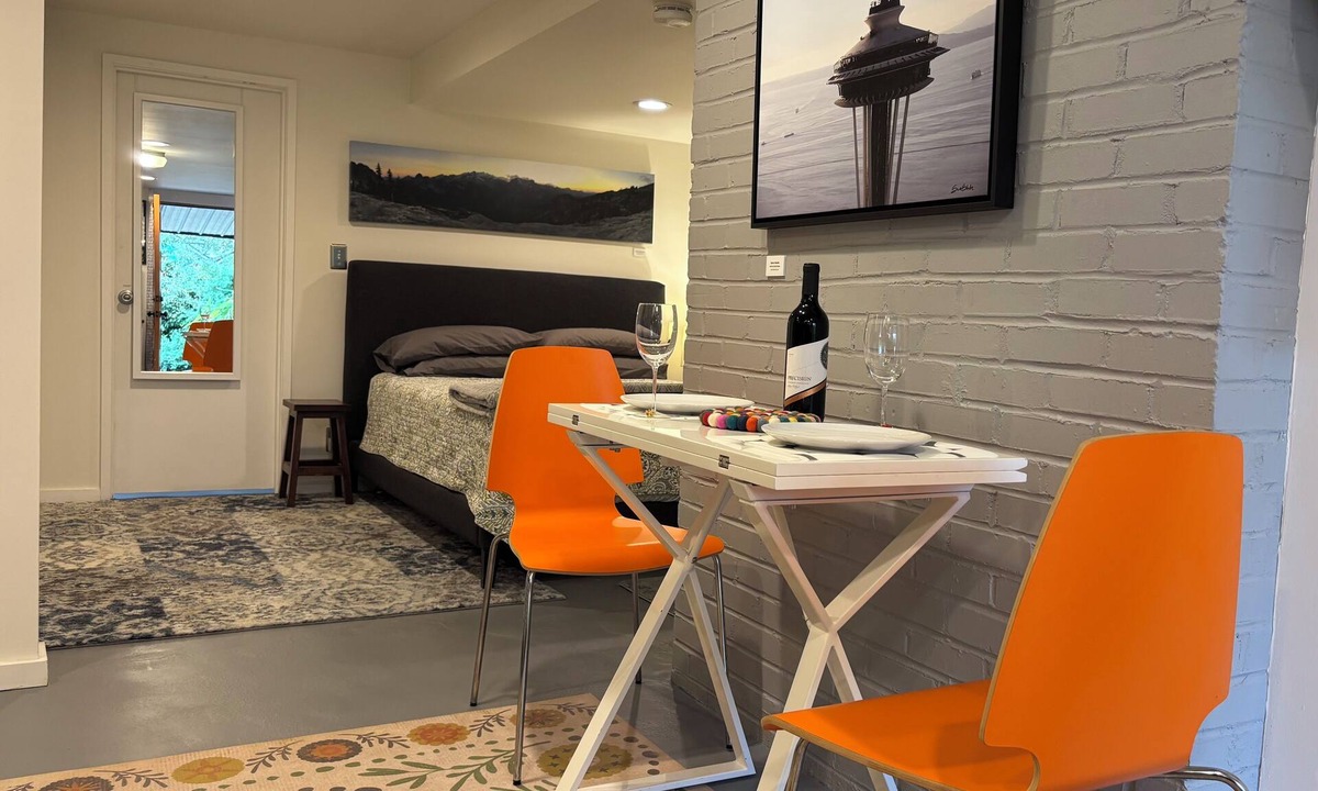North Beacon Hill Apartment | Beacon Hill Retreat, Seattle, near Light Rail - best FIFA location!