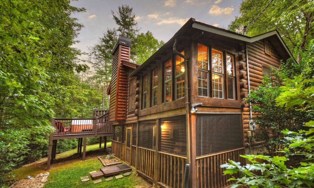 Raccoon Ridge Cabin | Bear Ridge- Hot Tub-Cozy Blue Ridge Cabin sleeps 6 - Close to Toccoa River