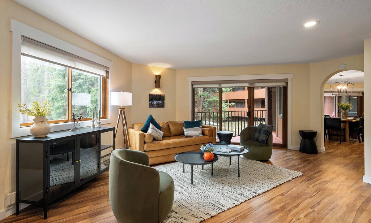 Old Town Condo | Beautiful 3 bedroom, pet friendly, magnificent river views, walk to WP resort