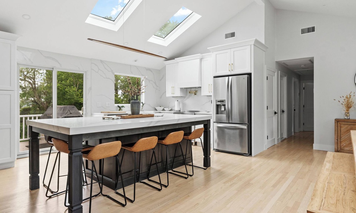 Bonnet Shores House | Beautiful and Spacious Home with WiFi and AC in delightful Narragansett