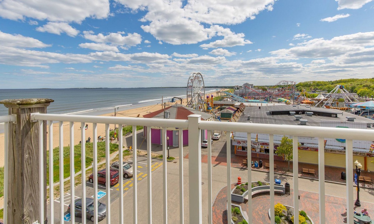 Old Orchard Beach Condo | Beautiful Direct Ocean Front 2 bedroom w/ private balcony