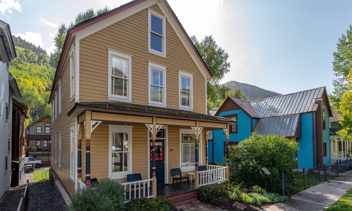 Telluride House | Beautiful Gondola District Home-1/2 blk Lifts-Skiing-Private Hot Tub!