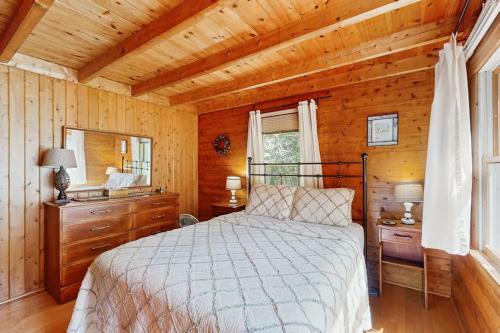 Beaver Cove House | Beautiful home with WiFi, lake view, deck, & firepit - walk to beach