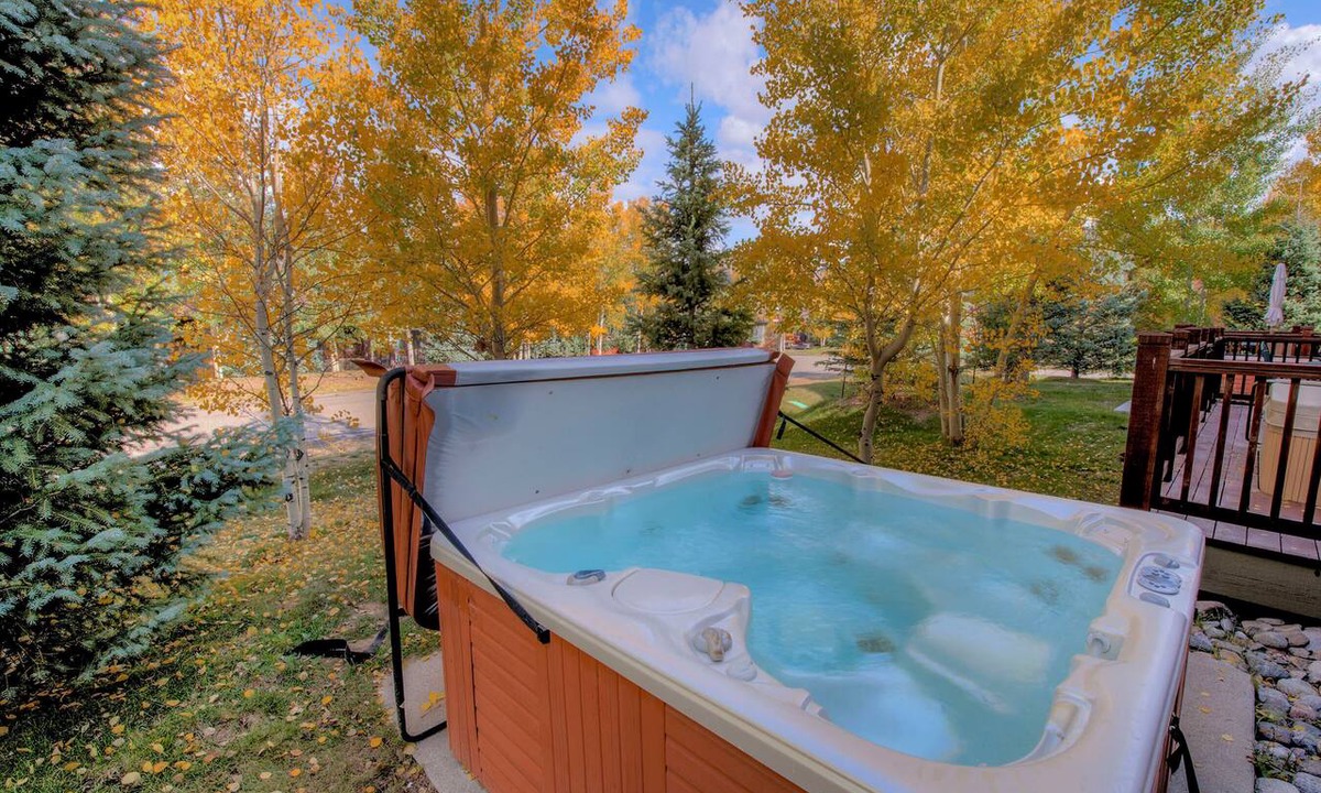 The Highlands House | Beautiful Unit in Quiet Area w/Shuttle to Slopes
