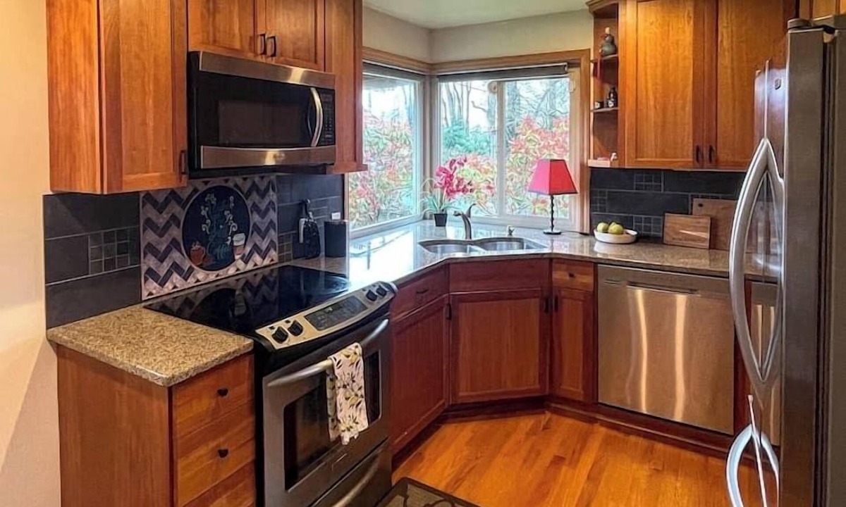 South Seattle House | Beautiful View of the Cascades Mountains