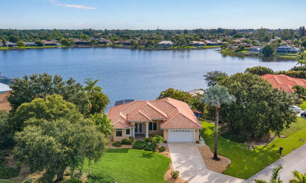 Pelican House | Beautiful Villa Lake View Heated Pool, Salt💧Spa & Kayak’s🐠 Simply Wonderful!