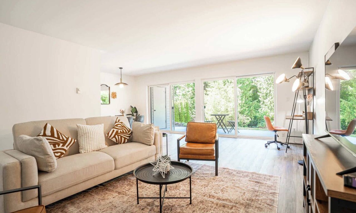 West Bellevue Apartment | Bellevue 2B condo: downtown + Light rail