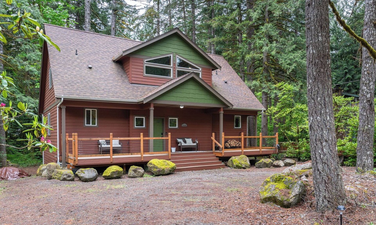 Zigzag Ski Chalet | Beutiful mountain cabin, hot tub, big deck!