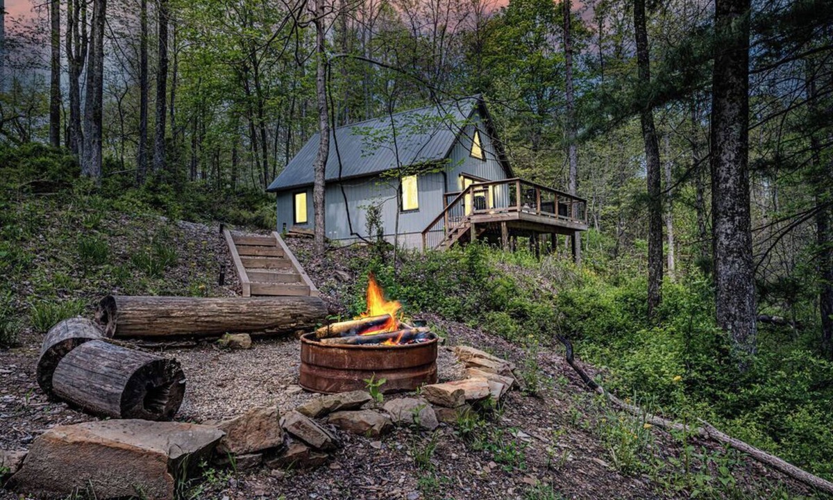 Lancaster Cabin | Blackberry Bramble: Private, budget-friendly in Hocking: WiFi, hot tub + Firepit