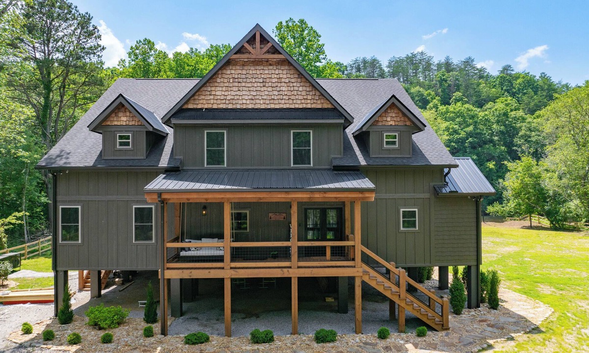 Copperhill Cabin | Blue Ridge Luxury Riverfront Lodge on the Ocoee- 6 En Suites + Bunk Room-2 Acres