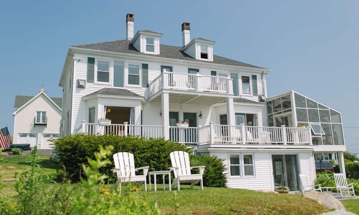 Boothbay Harbor Hotel | Boothbay Harbor King Suite – Room 11 at Admiral's Quarters Inn