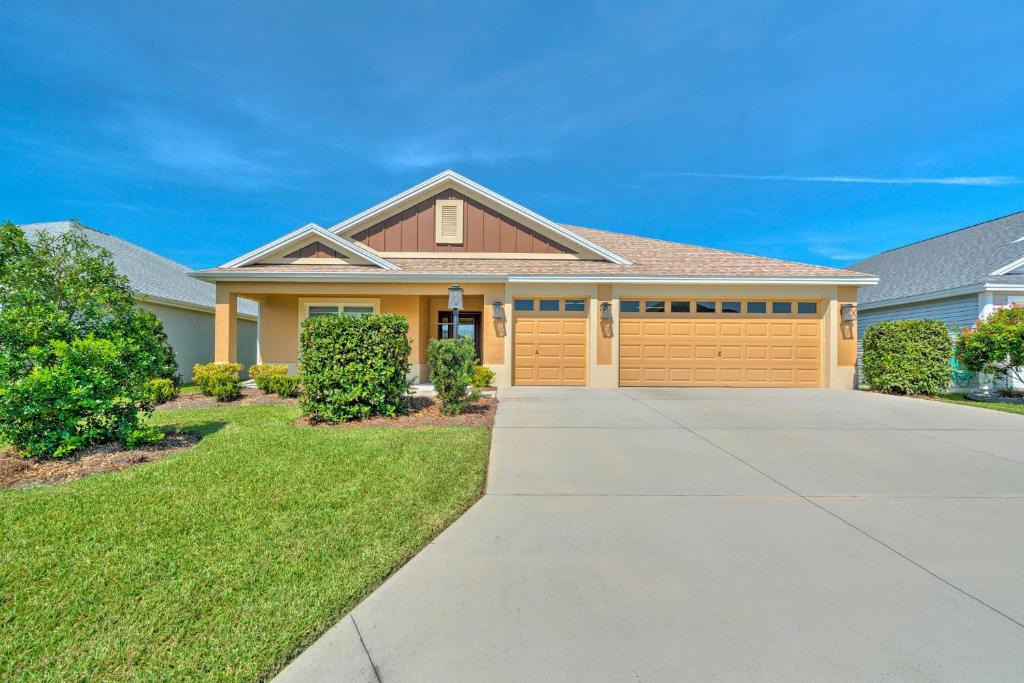 Wildwood House | Botner Abode with Lanai Near 52 Golf Courses!