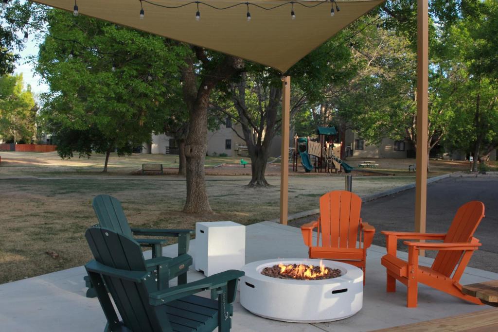 Gunbarrel Hotel | Boulder Twin Lakes Inn