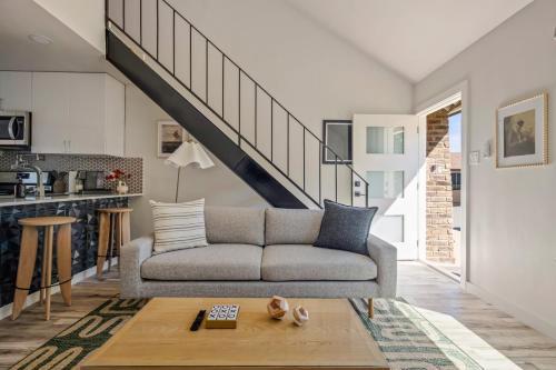 St. Edwards Apartment | Boutique Loft in Austin WiFi Parking Pets