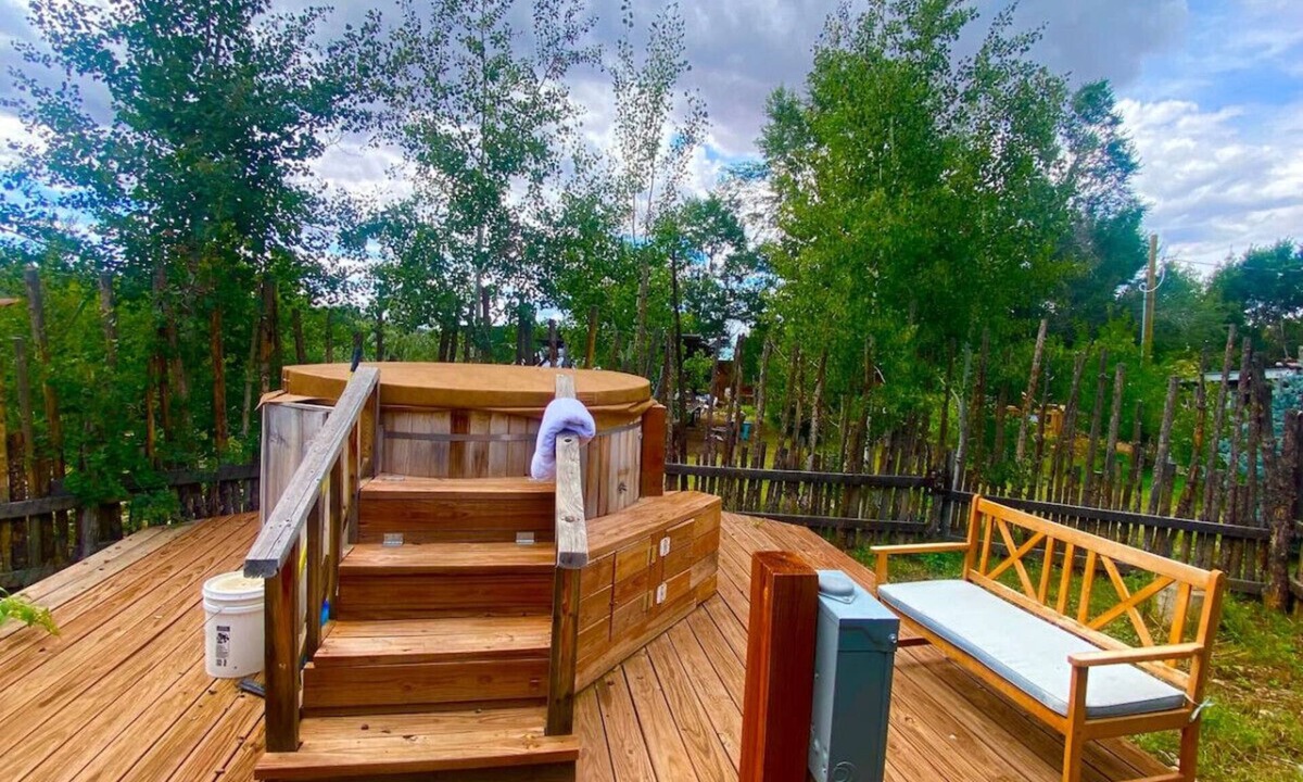 San Cristobal Cabin | Brett’s Farm Cabin: Hot tub Sauna, Farm Animlas