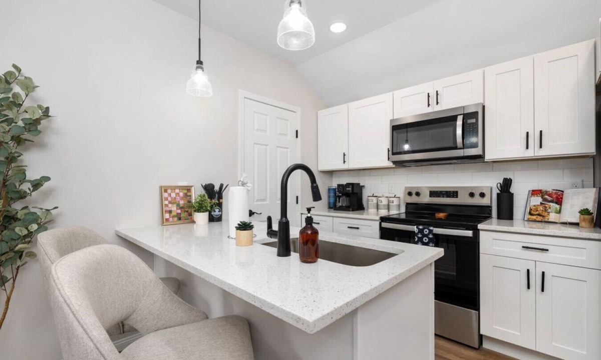 Victorian Village House | Bright 1-Bed Carriage Apartment with Garage Parking in Walkable Columbus Location