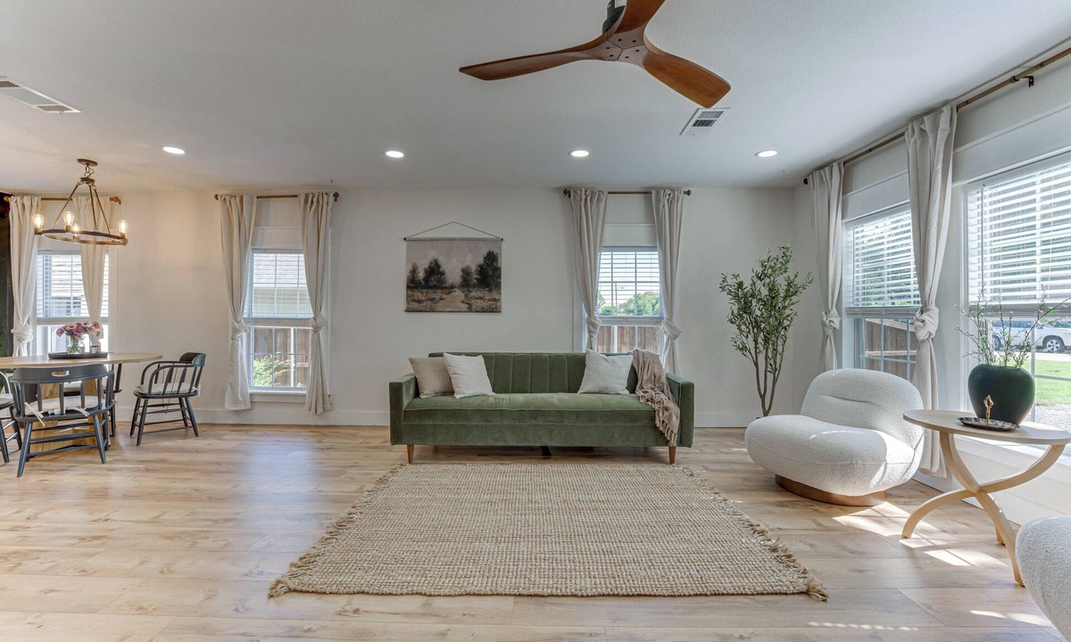 Midlothian House | Bright Ivory Studio Getaway- Walk Shops & Dining