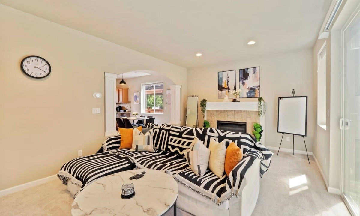 White Center House | Bright Seattle Getaway | Close to Airport & Alki