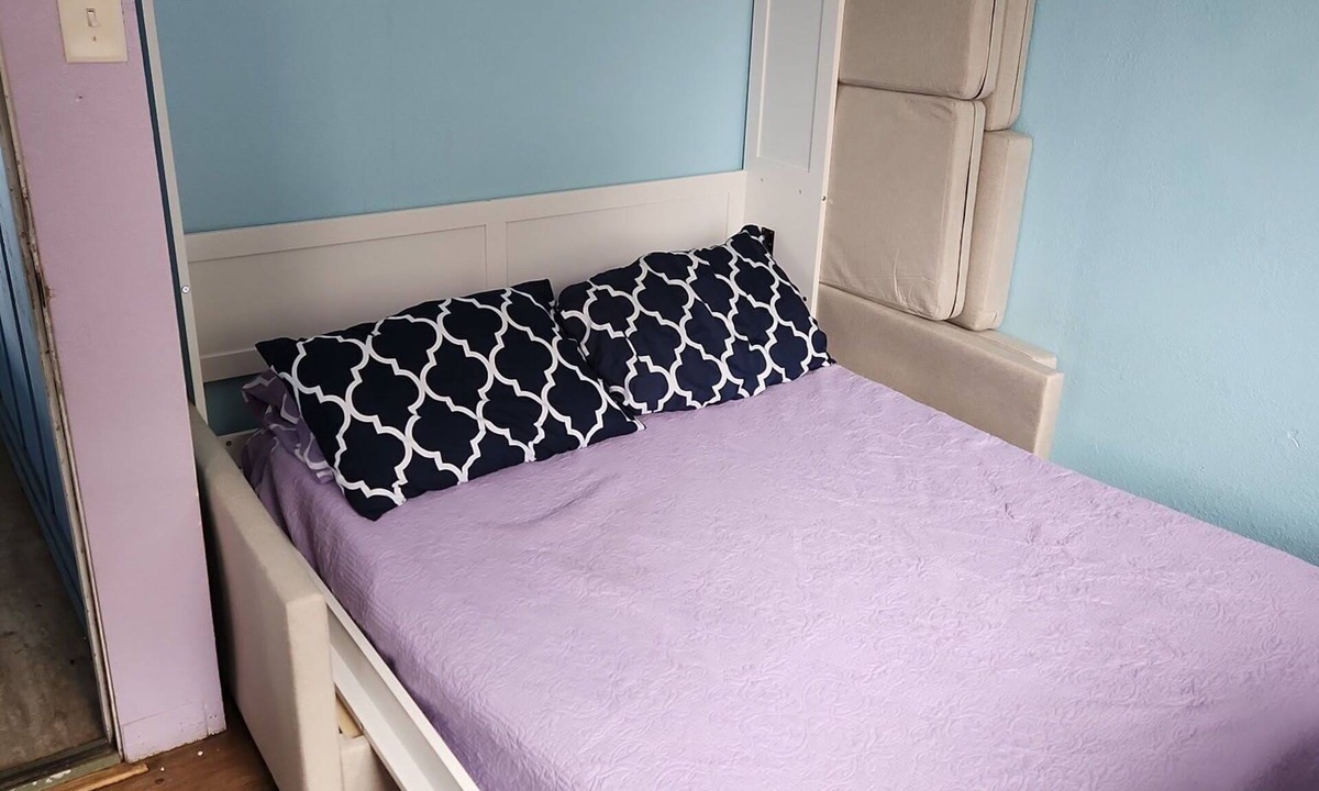 Wailuku Apartment | Budget Downtown Studio-F Queen, AC, WIFI & 4 free Streamers!