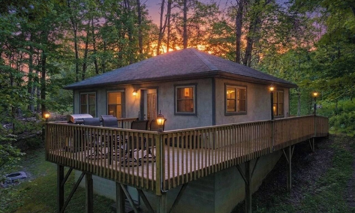 South Bloomingville Cabin | Cabin nestled in the woods, 2-person jacuzzi, fire pit, close to Ash Cave