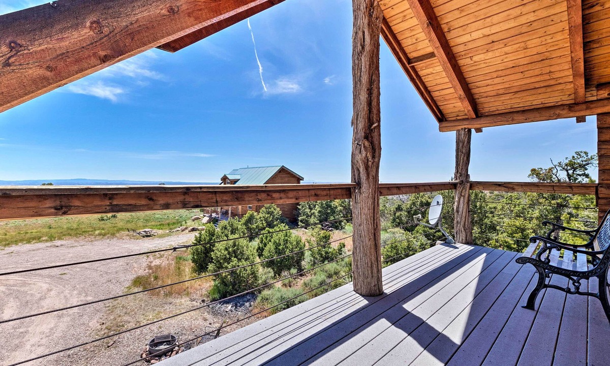 Spanish Valley Cottage | Cabin w/Fire Pit, Views & Bbq: 18 Mi to Moab!