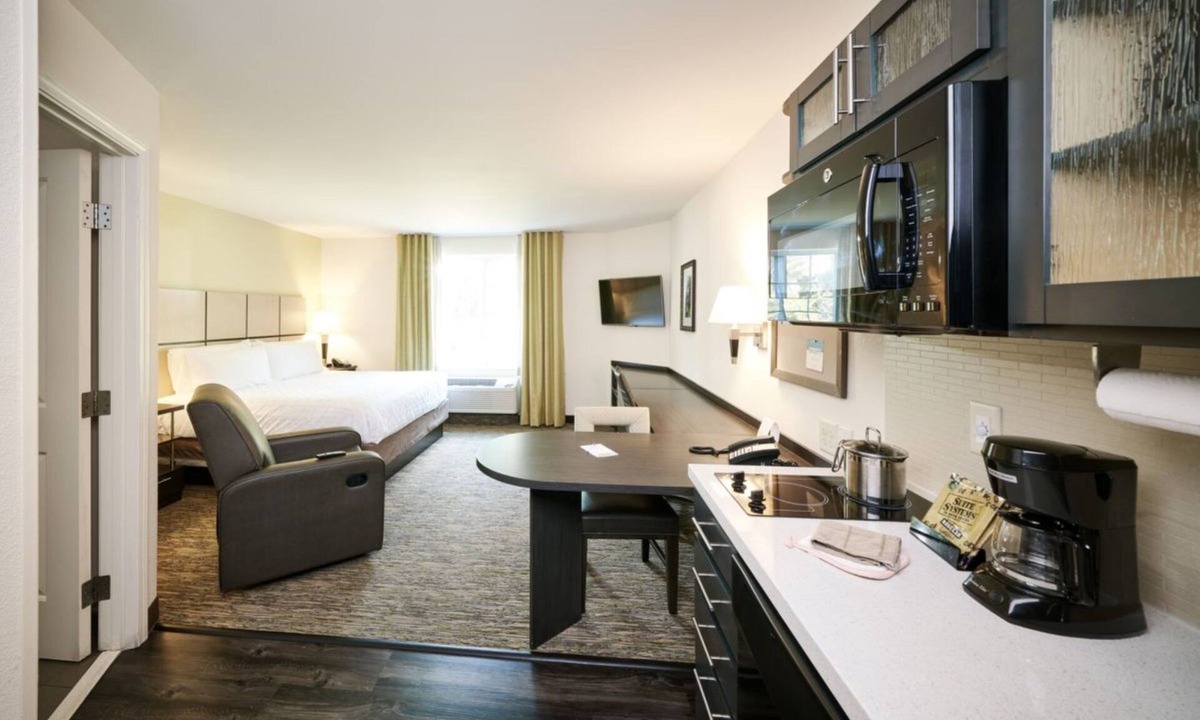 Pueblo Hotel | Candlewood Suites Pueblo by IHG