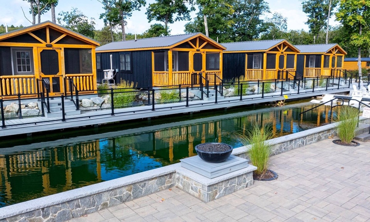 North Sebago Cabin | CARDINAL - RESORT WITH 12 PROPERTIES. NATURAL POND FOR SWIMMING.